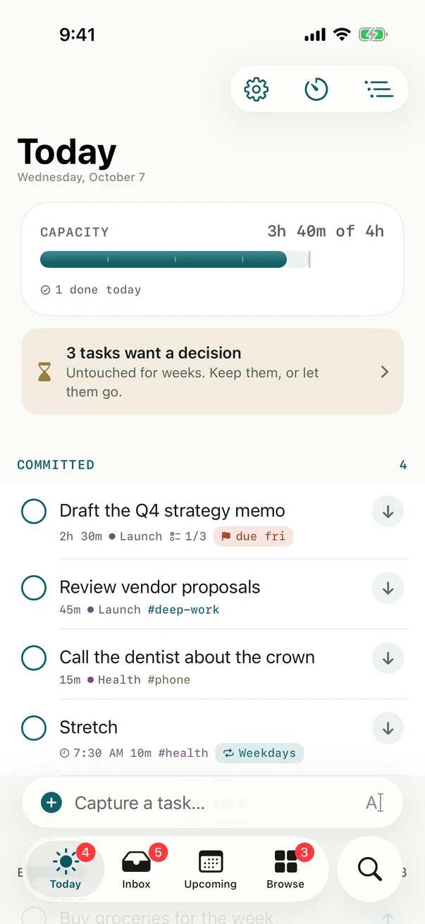 Today on iPhone: the capacity track at 3h 40m of 4h, four committed tasks, and the fold